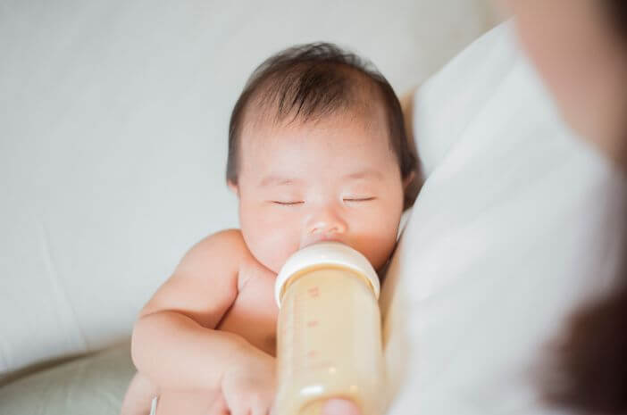 Bayi Menyusu dengan Botol Rentan Terkena Infeksi Telinga