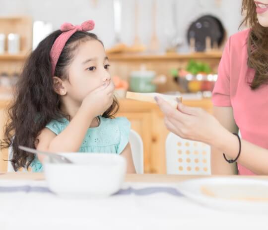 Si Kecil Sulit Menelan Makanan? Hati-Hati Gejala Radang Amandel