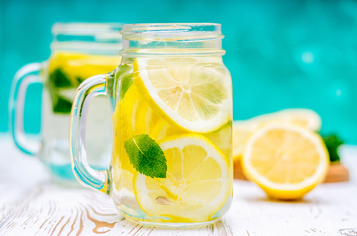 Hindari Minum Detoks Air Lemon Saat Puasa Ini Bahayanya