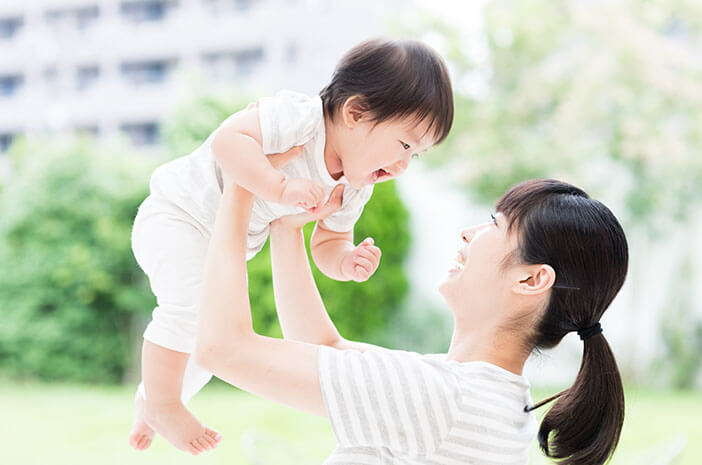 Lakukan 5 Hal Ini Agar Nyaman Traveling dengan Bayi