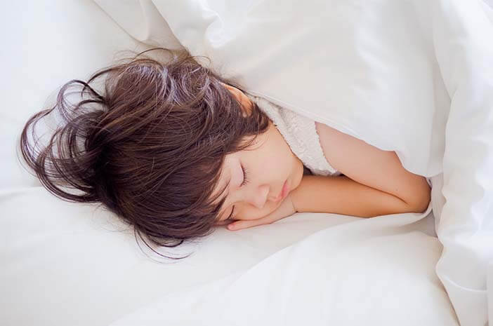 Liburan Natal, Ini Tips Mengatur Jam Tidur Si Kecil