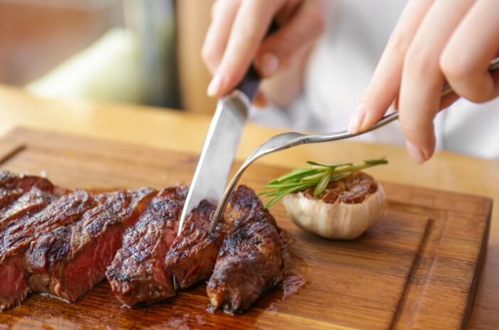 Makan Daging Terkontaminasi Bakteri, Apa Bahayanya?