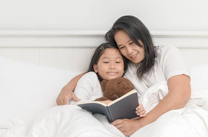 Mendongengkan Bayi Sebelum Tidur, Ini Manfaatnya