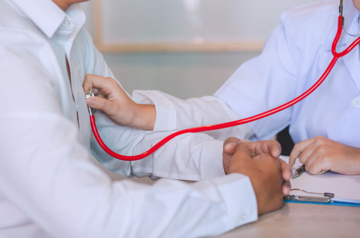 Dokter Menggunakan Stetoskop Untuk Memeriksa Detak Jantung Dengan Pasien Di Rumah Sakit Atau Dokter Memeriksa Jantung Foto Stok Unduh Gambar Sekarang Istock