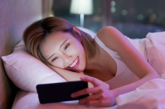 Sering Nonton Sambil Tiduran Bisa Picu Stroke, Benarkah?