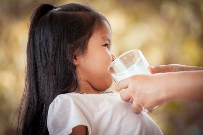 Si Kecil Kurang Minum Bisa Sebabkan Obesitas, Benarkah? Si Kecil Kurang Minum Bisa Sebabkan Obesitas, Benarkah?