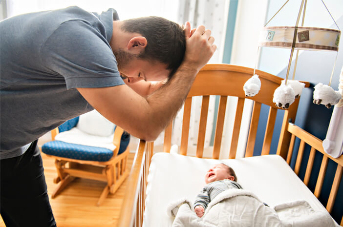 Tanda Ayah Juga Alami Postpartum Depression
