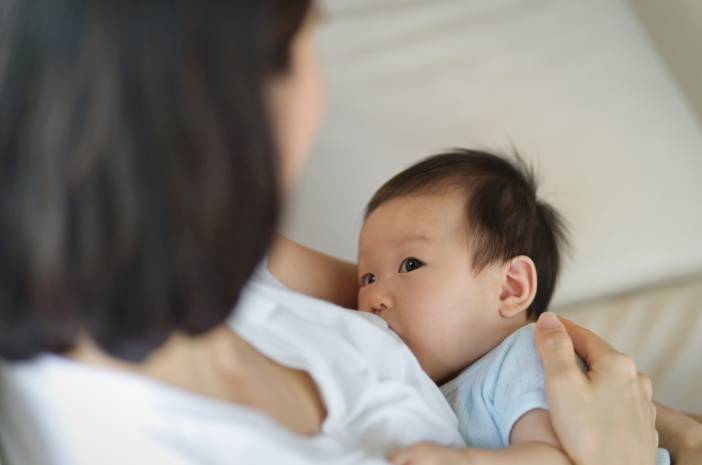 Perlu Tahu, 3 Manfaat Kolostrum bagi Bayi